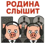 Петар стоит рядом с двумя фигурами в наушниках.